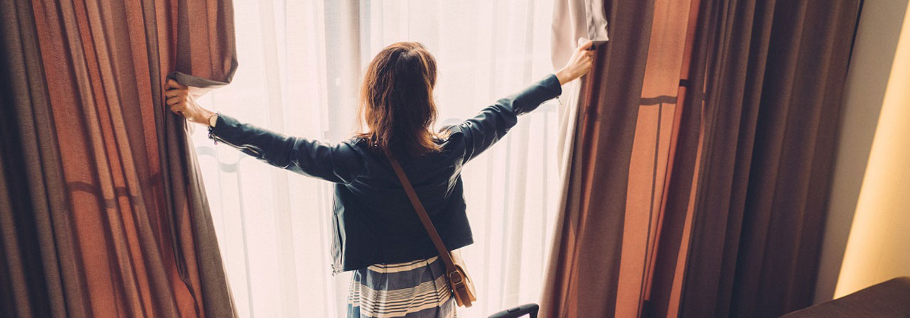 Mujer recién llegando a hotel